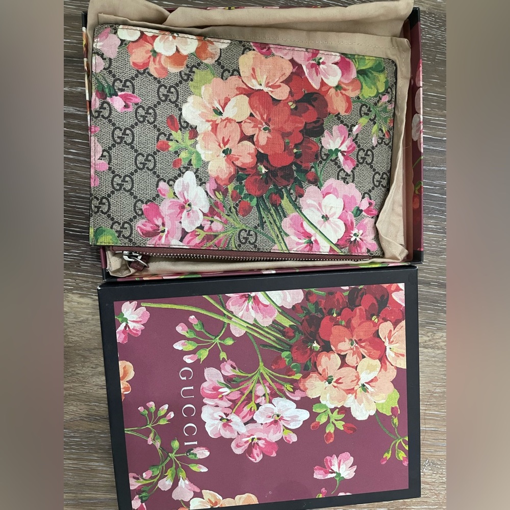 Gucci GG supreme blooms pouch